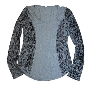 Lululemon Womens 6 Medium Top Between The Lines Long Sleeve Python Gray Snake